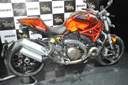 画像ギャラリー No.007のサムネイル画像 / 「モンスターハンター」とドゥカティによるコラボバイクが登場。辻本良三プロデューサーや釈 由美子さん,永井 大さんが登壇したイベントをレポート