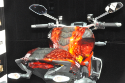 画像ギャラリー No.008のサムネイル画像 / 「モンスターハンター」とドゥカティによるコラボバイクが登場。辻本良三プロデューサーや釈 由美子さん,永井 大さんが登壇したイベントをレポート