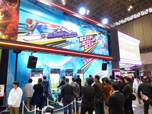 画像ギャラリー No.001のサムネイル画像 / ［JAEPO2014］雪原を時速200kmで突っ走れ！　最大8人の体感スキーレース「スーパーアルペンレーサー」プレイレポート【ムービー追加】