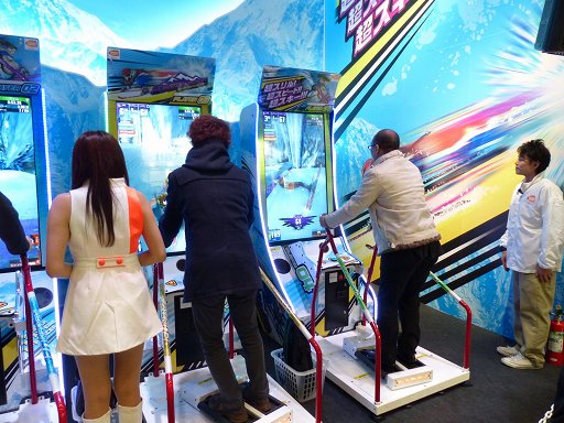 画像ギャラリー No.008のサムネイル画像 / ［JAEPO2014］雪原を時速200kmで突っ走れ！　最大8人の体感スキーレース「スーパーアルペンレーサー」プレイレポート【ムービー追加】
