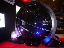 画像ギャラリー No.004のサムネイル画像 / ［JAEPO2014］男の子の夢！　ロボット操縦感覚が存分に味わえる全周囲型スクリーンを採用した「スティールクロニクル ガーネッシュ」プレイレポート