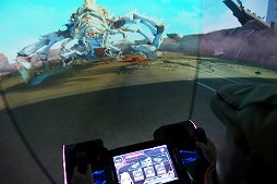 画像ギャラリー No.011のサムネイル画像 / ［JAEPO2014］男の子の夢！　ロボット操縦感覚が存分に味わえる全周囲型スクリーンを採用した「スティールクロニクル ガーネッシュ」プレイレポート