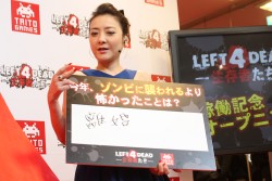 画像ギャラリー No.003のサムネイル画像 / タレントの西川史子さんがゾンビ共をめった“撃ち”? AC「LEFT4 DEAD-生存者たち-」稼働記念オープニングイベントレポート