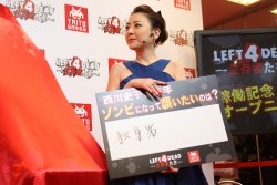 画像ギャラリー No.004のサムネイル画像 / タレントの西川史子さんがゾンビ共をめった“撃ち”? AC「LEFT4 DEAD-生存者たち-」稼働記念オープニングイベントレポート