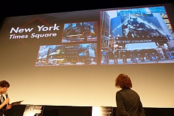 画像ギャラリー No.004のサムネイル画像 / 「バットマン:アーカム・ナイト」の発売記念イベントをレポート。キャットウーマン姿の篠崎 愛さんが4つの究極要素を紹介