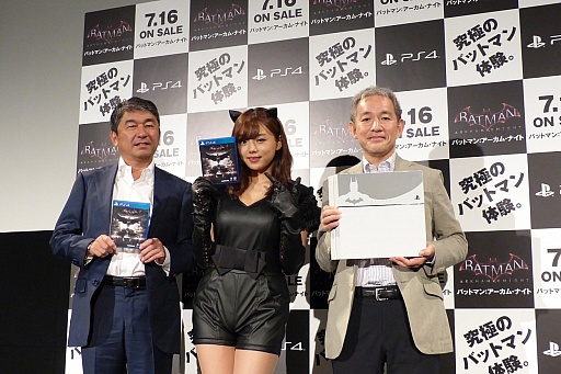 画像ギャラリー No.016のサムネイル画像 / 「バットマン:アーカム・ナイト」の発売記念イベントをレポート。キャットウーマン姿の篠崎 愛さんが4つの究極要素を紹介