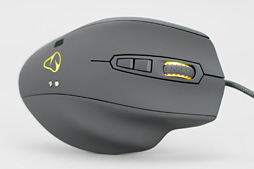 画像ギャラリー No.003のサムネイル画像 / Mionix「NAOS QG」ファーストインプレッション。生体センサー搭載マウスの見た目と握りやすさをまずはチェックする