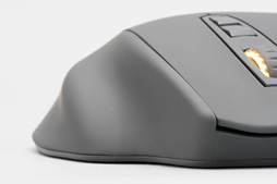 画像ギャラリー No.013のサムネイル画像 / Mionix「NAOS QG」ファーストインプレッション。生体センサー搭載マウスの見た目と握りやすさをまずはチェックする