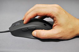画像ギャラリー No.018のサムネイル画像 / Mionix「NAOS QG」ファーストインプレッション。生体センサー搭載マウスの見た目と握りやすさをまずはチェックする