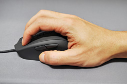 画像ギャラリー No.019のサムネイル画像 / Mionix「NAOS QG」ファーストインプレッション。生体センサー搭載マウスの見た目と握りやすさをまずはチェックする