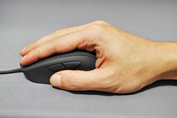 画像ギャラリー No.020のサムネイル画像 / Mionix「NAOS QG」ファーストインプレッション。生体センサー搭載マウスの見た目と握りやすさをまずはチェックする