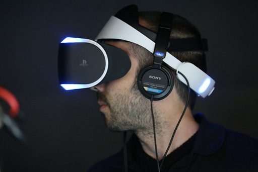 画像ギャラリー No.004のサムネイル画像 / ［GDC 2014］PS4向けの仮想現実対応HMD「Project Morpheus」を試してみた。実現した「殴れる仮想空間」をムービーでチェック