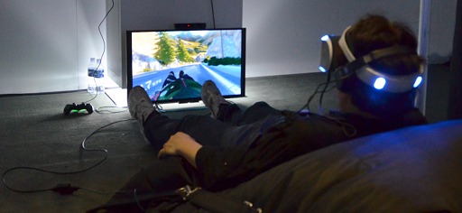画像ギャラリー No.003のサムネイル画像 / ［E3 2014］ソニーのVR対応型HMD「Morpheus」，その新作デモ2作品をレポート。路面スレスレを滑走し，恐竜と間近に触れ合える迫力の超体験だ