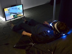 画像ギャラリー No.004のサムネイル画像 / ［E3 2014］ソニーのVR対応型HMD「Morpheus」，その新作デモ2作品をレポート。路面スレスレを滑走し，恐竜と間近に触れ合える迫力の超体験だ