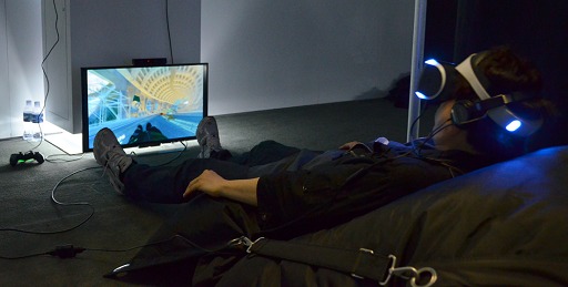 画像ギャラリー No.014のサムネイル画像 / ［E3 2014］ソニーのVR対応型HMD「Morpheus」，その新作デモ2作品をレポート。路面スレスレを滑走し，恐竜と間近に触れ合える迫力の超体験だ