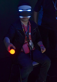 画像ギャラリー No.016のサムネイル画像 / ［E3 2014］ソニーのVR対応型HMD「Morpheus」，その新作デモ2作品をレポート。路面スレスレを滑走し，恐竜と間近に触れ合える迫力の超体験だ