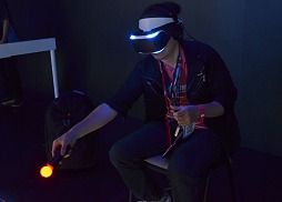 画像ギャラリー No.017のサムネイル画像 / ［E3 2014］ソニーのVR対応型HMD「Morpheus」，その新作デモ2作品をレポート。路面スレスレを滑走し，恐竜と間近に触れ合える迫力の超体験だ