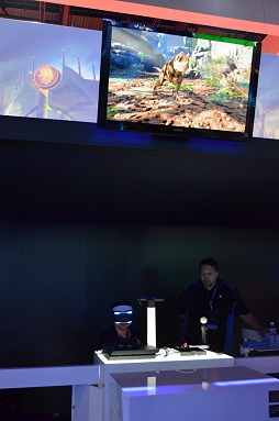 画像ギャラリー No.018のサムネイル画像 / ［E3 2014］ソニーのVR対応型HMD「Morpheus」，その新作デモ2作品をレポート。路面スレスレを滑走し，恐竜と間近に触れ合える迫力の超体験だ