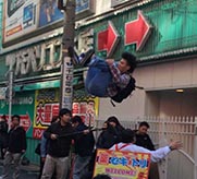 画像ギャラリー No.011のサムネイル画像 / 11月2日に開催された「アキバステルス」のプロモーションムービーが公開。アーティファクトを求める青年達と,それを阻止するガードマンの戦いが描かれる