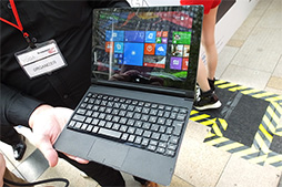 画像ギャラリー No.004のサムネイル画像 / 折りたたみ式スタンド付きタブレット「YOGA Tablet 2」発表。ほぼ同一スペックでWindows 8.1モデルとAndroid 4.4モデルを用意