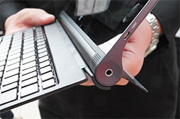 画像ギャラリー No.005のサムネイル画像 / 折りたたみ式スタンド付きタブレット「YOGA Tablet 2」発表。ほぼ同一スペックでWindows 8.1モデルとAndroid 4.4モデルを用意