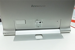 画像ギャラリー No.014のサムネイル画像 / 折りたたみ式スタンド付きタブレット「YOGA Tablet 2」発表。ほぼ同一スペックでWindows 8.1モデルとAndroid 4.4モデルを用意