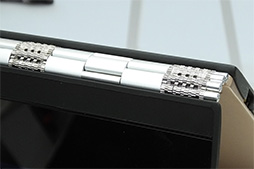 画像ギャラリー No.017のサムネイル画像 / 折りたたみ式スタンド付きタブレット「YOGA Tablet 2」発表。ほぼ同一スペックでWindows 8.1モデルとAndroid 4.4モデルを用意