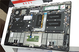 画像ギャラリー No.019のサムネイル画像 / 折りたたみ式スタンド付きタブレット「YOGA Tablet 2」発表。ほぼ同一スペックでWindows 8.1モデルとAndroid 4.4モデルを用意