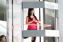 画像ギャラリー No.022のサムネイル画像 / 折りたたみ式スタンド付きタブレット「YOGA Tablet 2」発表。ほぼ同一スペックでWindows 8.1モデルとAndroid 4.4モデルを用意