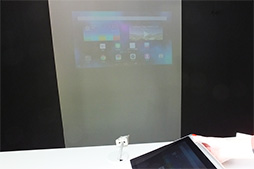 画像ギャラリー No.023のサムネイル画像 / 折りたたみ式スタンド付きタブレット「YOGA Tablet 2」発表。ほぼ同一スペックでWindows 8.1モデルとAndroid 4.4モデルを用意