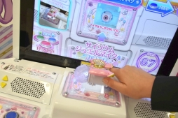 画像ギャラリー No.017のサムネイル画像 / 4月2日から順次稼動のアーケード版「プリパラ」最新弾「レッツ神チャレンジ！」のレポートをお届け。今度は神アイドルに挑戦!?