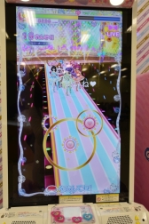 画像ギャラリー No.025のサムネイル画像 / 4月2日から順次稼動のアーケード版「プリパラ」最新弾「レッツ神チャレンジ！」のレポートをお届け。今度は神アイドルに挑戦!?