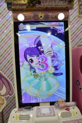 画像ギャラリー No.026のサムネイル画像 / 4月2日から順次稼動のアーケード版「プリパラ」最新弾「レッツ神チャレンジ！」のレポートをお届け。今度は神アイドルに挑戦!?