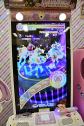 画像ギャラリー No.027のサムネイル画像 / 4月2日から順次稼動のアーケード版「プリパラ」最新弾「レッツ神チャレンジ！」のレポートをお届け。今度は神アイドルに挑戦!?