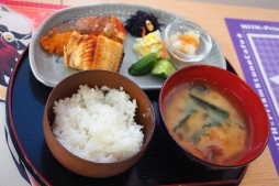 画像ギャラリー No.007のサムネイル画像 / 芸が細かくて，ほっとする和食メニューがいいぜ！　味噌ドリンクの衝撃に震えた「WITH produce 男プリカフェ」をレポート