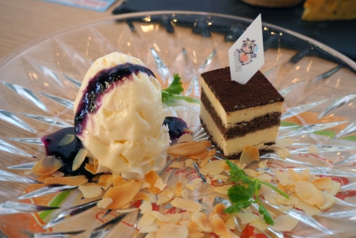 画像ギャラリー No.011のサムネイル画像 / カフェというより,もはやフレンチレストラン。「プリパラ」のコラボカフェ「紫京院ひびきホワイトデーディナーショー」をレポート