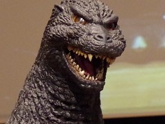「城ドラフェスティバル2024-2025 〜いくぜ！10周年〜」会場レポート。ステージに動くゴジラが出現し，ゲストライブも大盛り上がり