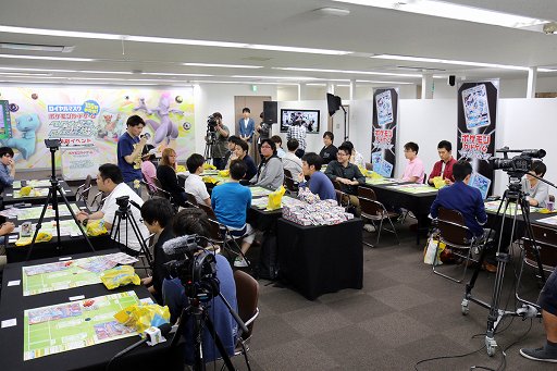 画像ギャラリー No.001のサムネイル画像 / 将棋の糸谷八段がポケモンマスターに! 「ポケモンカードゲーム」新セット「ひかる伝説」先行体験会レポート