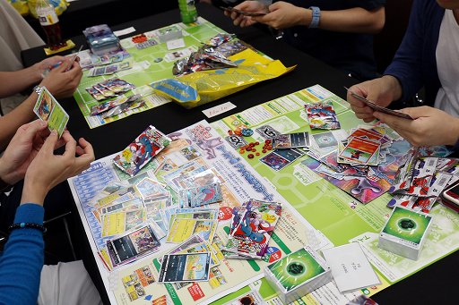 画像ギャラリー No.005のサムネイル画像 / 将棋の糸谷八段がポケモンマスターに! 「ポケモンカードゲーム」新セット「ひかる伝説」先行体験会レポート