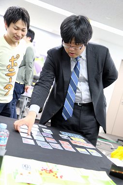 画像ギャラリー No.018のサムネイル画像 / 将棋の糸谷八段がポケモンマスターに! 「ポケモンカードゲーム」新セット「ひかる伝説」先行体験会レポート