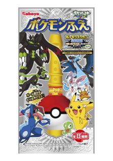 画像ギャラリー No.063のサムネイル画像 / ゲーム内で特別なポケモンがもらえる。ポケモン関連商品に「ポケモン赤・緑/X・Y」の名シーンをシールにした「ポケモンスクラップ」が封入
