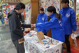 画像ギャラリー No.003のサムネイル画像 / 「シャイニング・レゾナンス」が本日発売。秋葉原で開催されている発売記念抽選会の様子をレポート