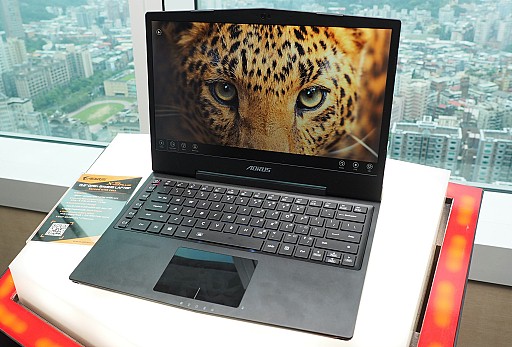 画像ギャラリー No.001のサムネイル画像 / ［COMPUTEX］13.9インチで3K，GTX 870M＆デュアルM.2搭載，そして重量1.87kg。GIGABYTEの新しいゲーマー向けノートPCがなかなか面白い