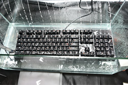 画像ギャラリー No.033のサムネイル画像 / ［COMPUTEX］画期的なアイデア製品，それとも本末転倒？ GIGABYTEの「グラフィックスカード搭載済み外付けグラフィックスボックス」
