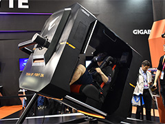 ［COMPUTEX］上下左右にぐるんぐるん動くVRゲーム筐体をGIGABYTEブースで体験してきた