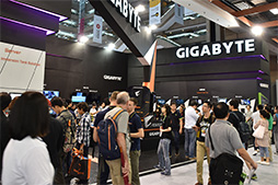 画像ギャラリー No.002のサムネイル画像 / ［COMPUTEX］上下左右にぐるんぐるん動くVRゲーム筐体をGIGABYTEブースで体験してきた