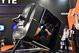 画像ギャラリー No.003のサムネイル画像 / ［COMPUTEX］上下左右にぐるんぐるん動くVRゲーム筐体をGIGABYTEブースで体験してきた