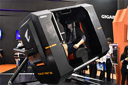 画像ギャラリー No.004のサムネイル画像 / ［COMPUTEX］上下左右にぐるんぐるん動くVRゲーム筐体をGIGABYTEブースで体験してきた