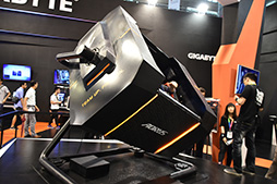 画像ギャラリー No.006のサムネイル画像 / ［COMPUTEX］上下左右にぐるんぐるん動くVRゲーム筐体をGIGABYTEブースで体験してきた