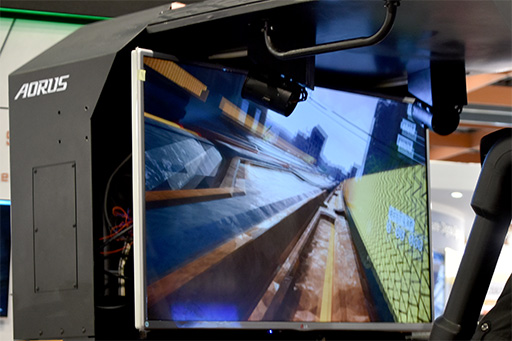 画像ギャラリー No.007のサムネイル画像 / ［COMPUTEX］上下左右にぐるんぐるん動くVRゲーム筐体をGIGABYTEブースで体験してきた